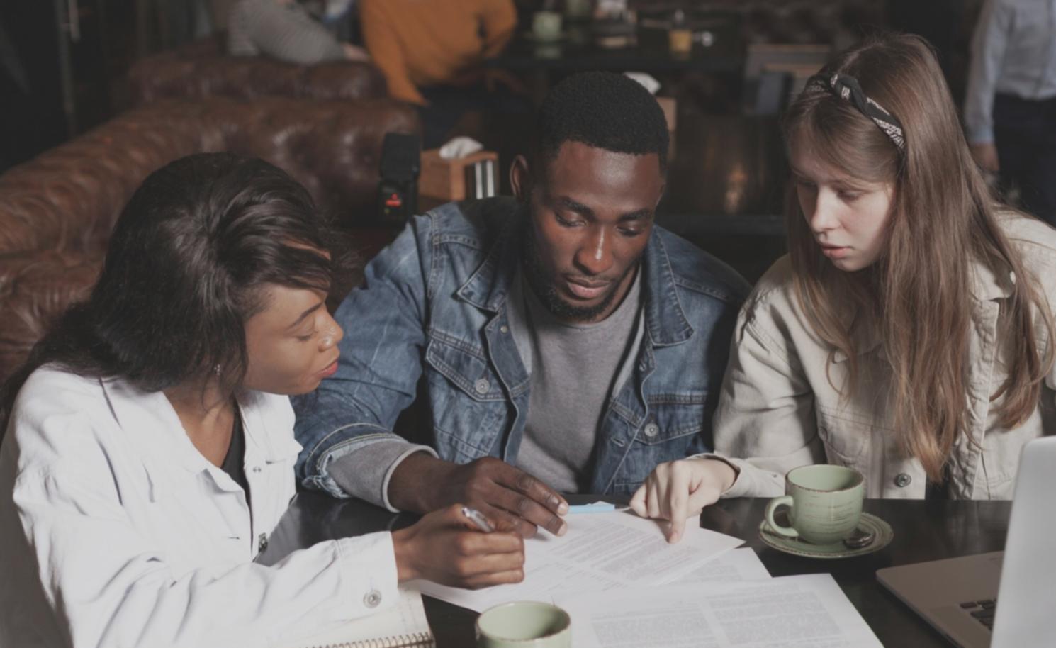 Büroarbeit mit Finanzunterlagen und Laptops