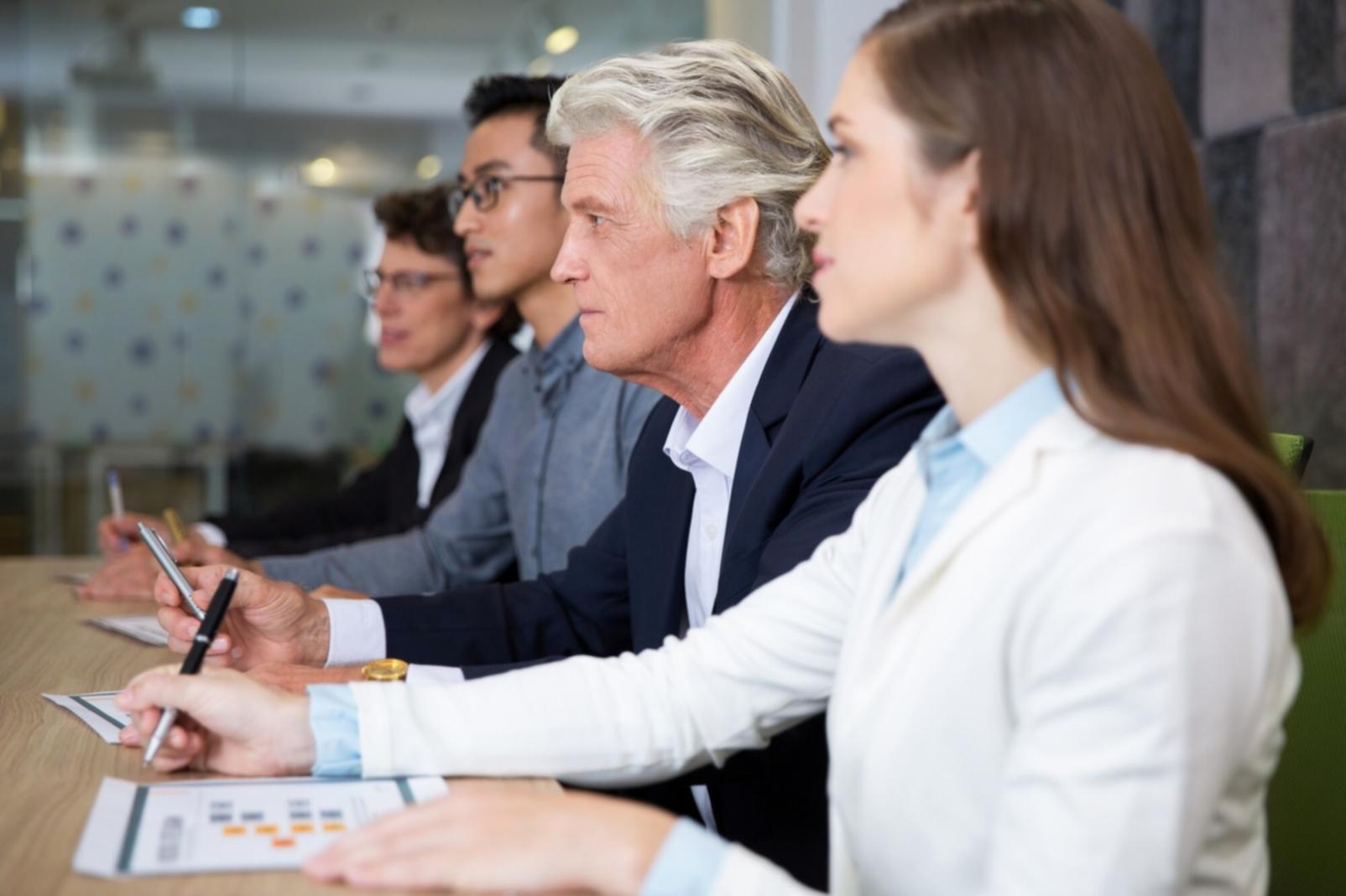 Teambesprechung mit Dokumenten und Notizen