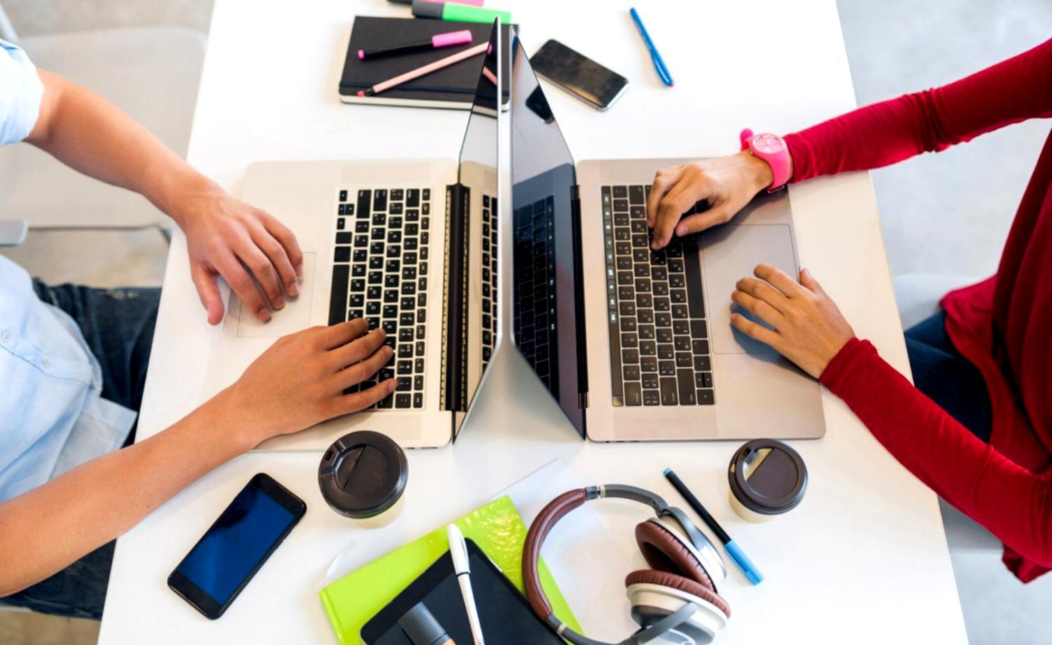 Modernes Büro mit Finanzplanungsunterlagen